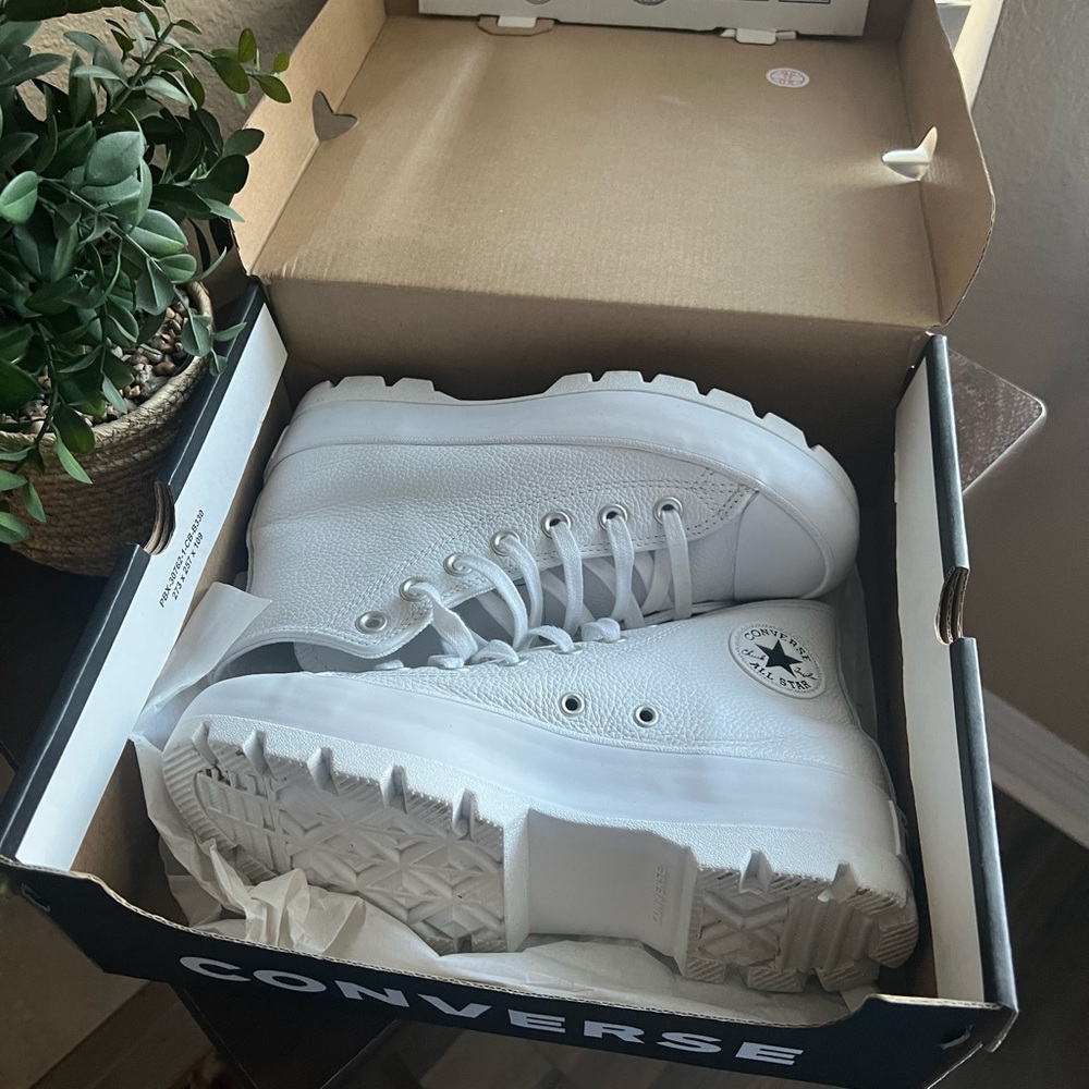 White leather Converse (women) only been worn twice has it’s original box